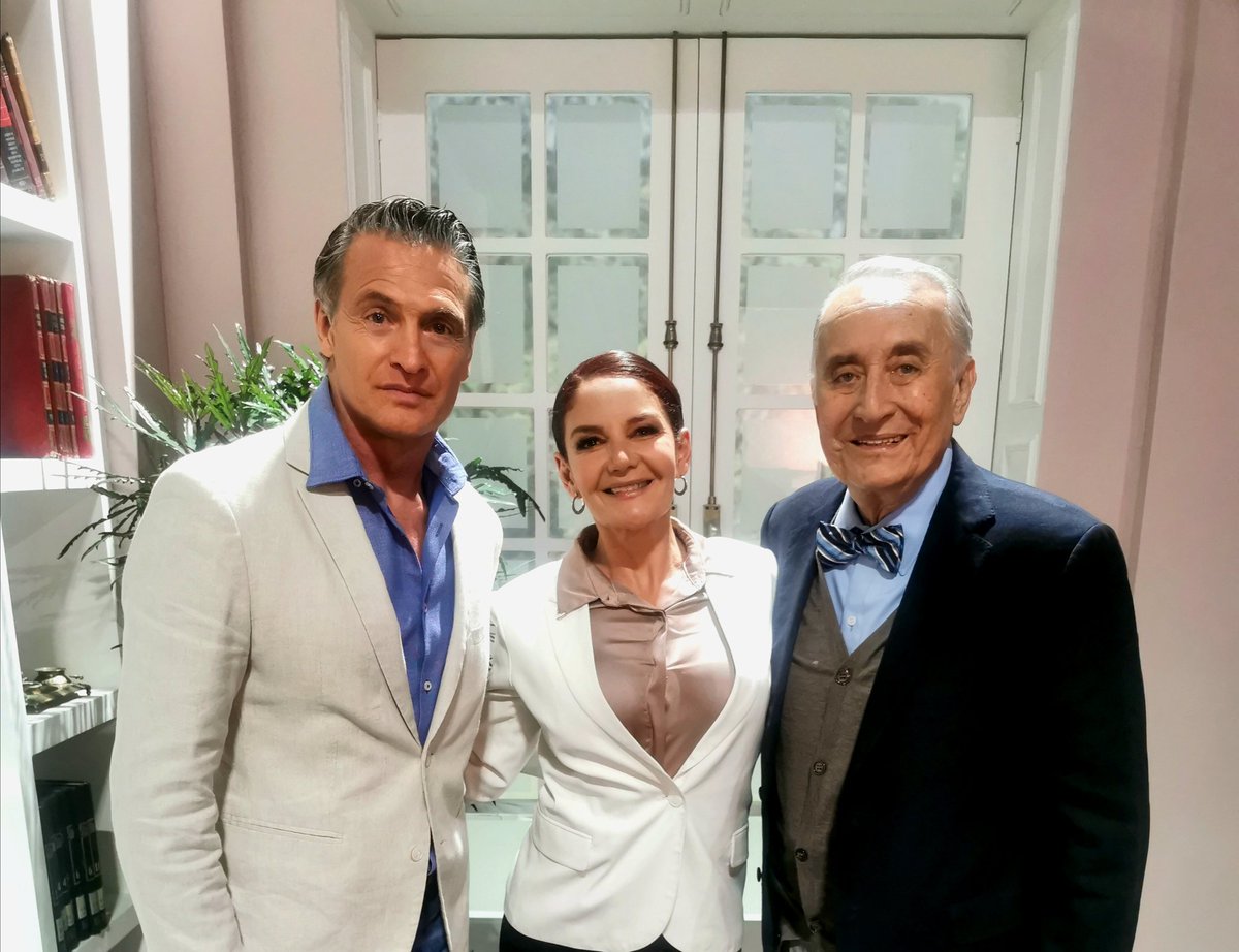 PatoCastillofic's tweet photo. Ayer tuvimos como invitada en #LaMexicanaYElGüero a @mariarebecazep a quien conozco y quiero desde que nació.. Su padre #JoséAlonso y yo, hemos compartido escenarios teatrales en muchas ocasiones y mantenemos una amistad inquebrantable ... Que gusto verte #MariaRebeca te quiero! https://t.co/ckSbXLbex4