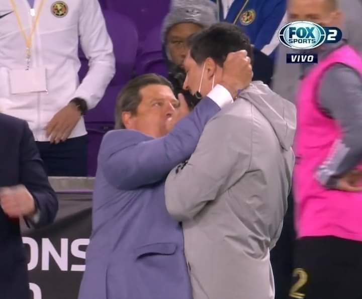 SantyRuize's tweet photo. La pelea del Piojo Herrera mejor que la del Canelo.
Putazo al Piojo
3-1 pierde  el América 
El coladera Ochoa comenzó  todo el pleito. 
#VerguenzaNacional
#FueraPiojo
#CombateCaliente 
#LAFCvAME https://t.co/vyln8CWAin