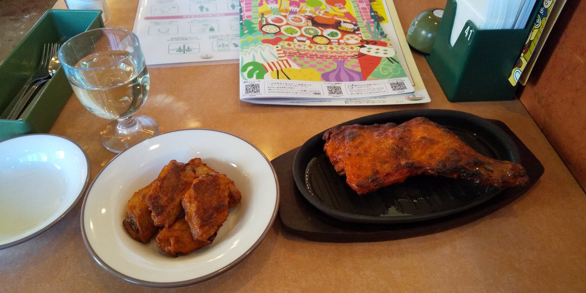 ネタ男 サイゼリヤ 辛味チキン 骨付きももの辛味チキン 白ワイン 食べ比べてみた 普通の辛味チキンとbigサイズの辛味チキンの差は肉と油 カロリーで見ると23キロカロリー位しか変わらない Bigサイズの方があっさりしてるかも ネタ男 サイゼリヤ 辛味チキン 骨付きももの辛味チキン 白ワイン 食べ比べてみた 普通の辛味チキンとbigサイズの辛味チキンの差は肉と油 カロリーで見ると23キロカロリー位しか変わらない Bigサイズの方があっさりしてるかも
