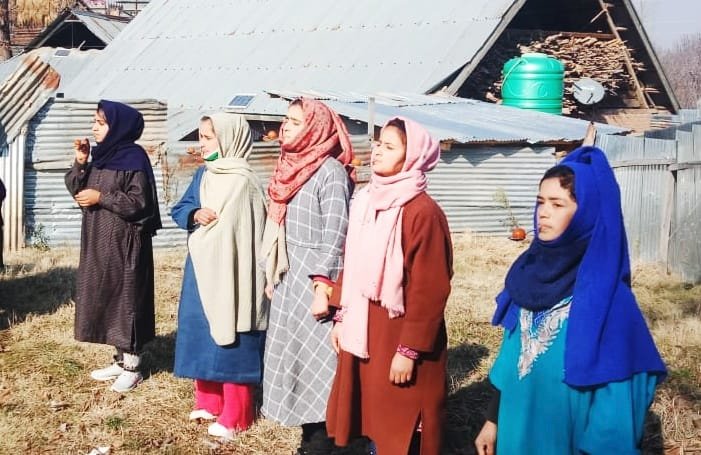 AlzebInd786's tweet photo. #IndianArmy organised Fun Sursunu village.
40 children enthusiastically participated & enjoyed the event.
#AawamAurArmy #NayaKashmir #BlossomingKashmir https://t.co/mjDeYOBWKg