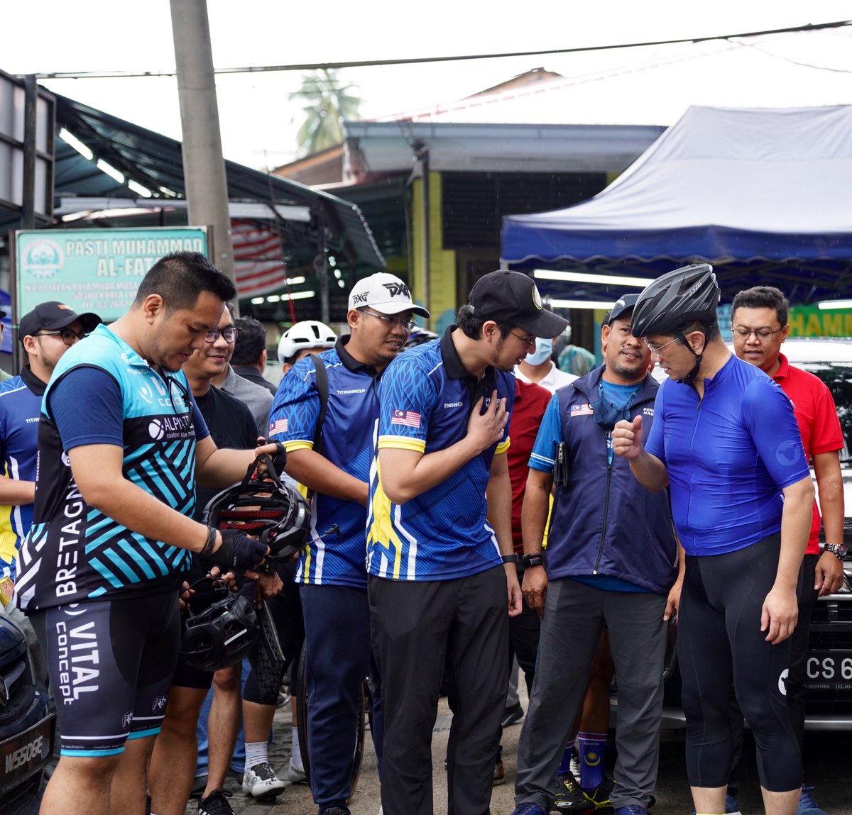 AzminAli's tweet photo. Terima kasih @wanfayhsal yang turut sertai saya dan rakan-rakan bersarapan di Nasi Lemak Wan Jo, Kampung Baru. 

Beliau kongsikan perancangan dan usaha gerak kerja ARMADA dalam mendekati golongan muda mengenai usaha kerajaan Perikatan Nasional.

Thanks Bro belanja makan! https://t.co/FkWo2Ozb3U