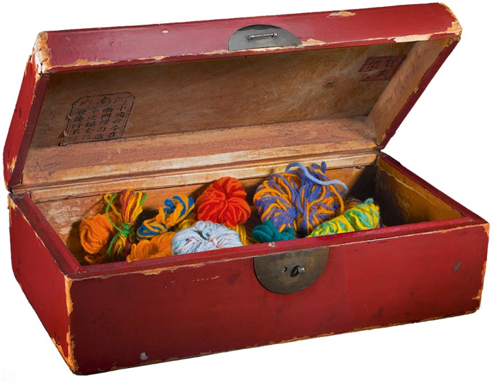After moving to Paris, van Gogh became almost obsessed with colour combinations, and used coloured balls of wool to test different combinations before trying them out with his expensive paints. The wool &amp; the red box they were kept in are pictured here
vangoghmuseum.nl/en/stories/loo…