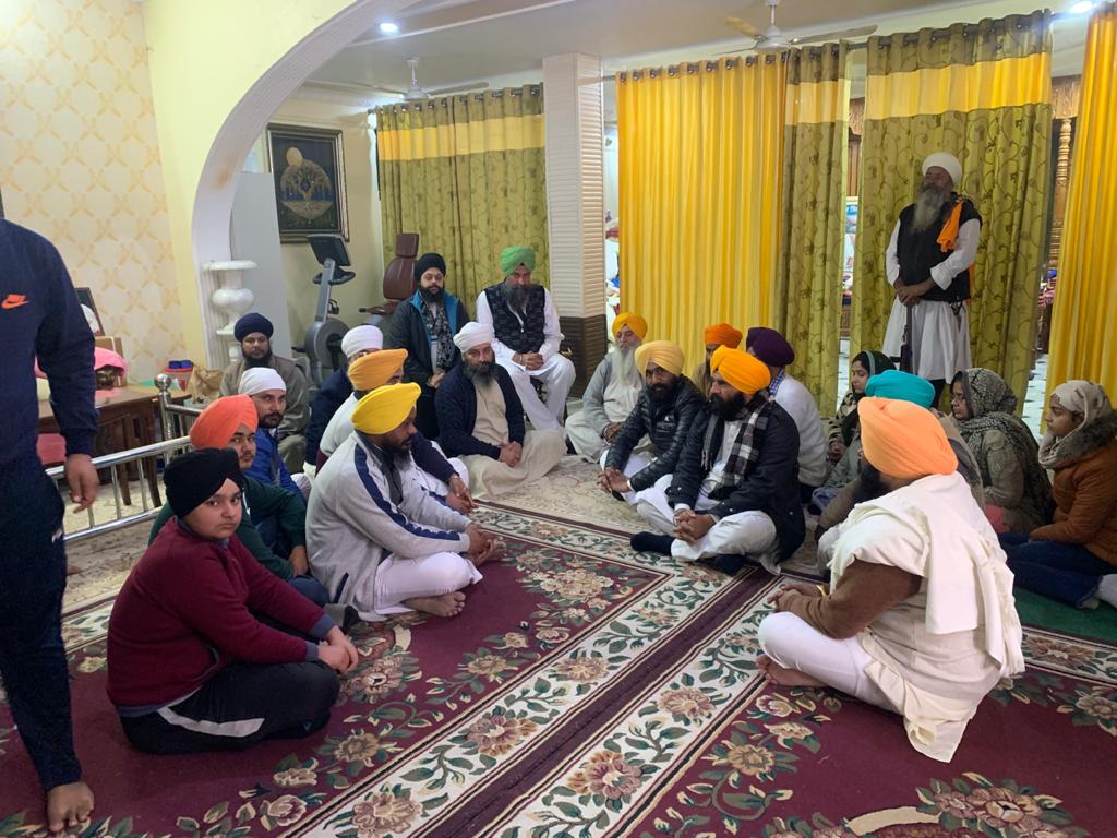 SandoaSingh's tweet photo. ਸੰਤ ਬਾਬਾ ਰਾਮ ਸਿੰਘ ਜੀ ਸੀਂਘੜੇ ਵਾਲਿਆਂ ਦੇ ਅੰਗੀਠਾ ਸਾਂਭਣ ਦੀ ਰਸਮ ਸਮੇਂ @ArvindKejriwal ਜੀ ਵਲੋਂ @Sandhwan @AAPMLAPandori , ,@manjitbilaspur ਅਤੇ @RouriJai   ਸਮੇਤ ਹਾਜਰੀ  ਭਰੀ । @ZeePunjabHH @ndtv @AAPPunjab @JarnailSinghAAP https://t.co/lw8skaSAmo