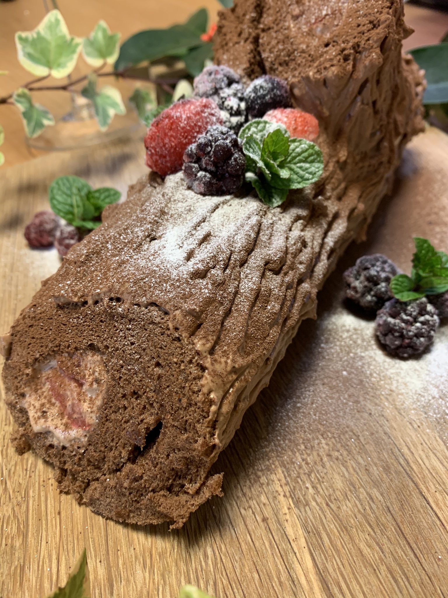 かりん管理栄養士 キャラクターcooking ブッシュドノエル 昨日のカイロスパフェのクリームを 再利用して作った 今日は溶けてない大丈夫