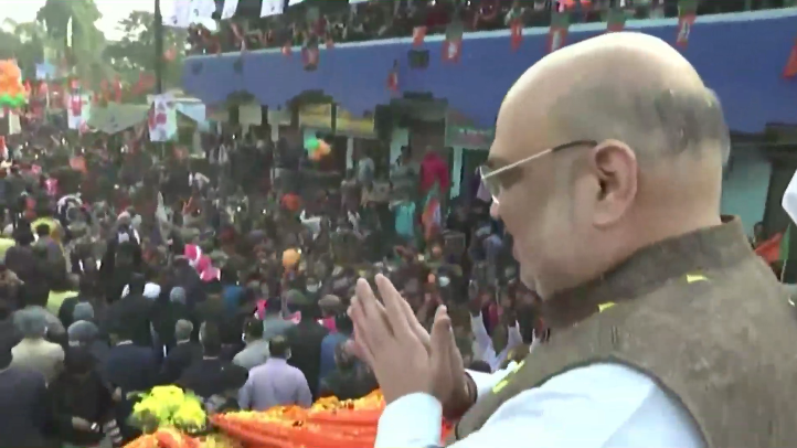 BJP4India's tweet photo. केंद्रीय गृह मंत्री श्री @AmitShah के रोड शो में उमड़ा जन सैलाब। #BengalWithBJP https://t.co/g9FhtwNSa1