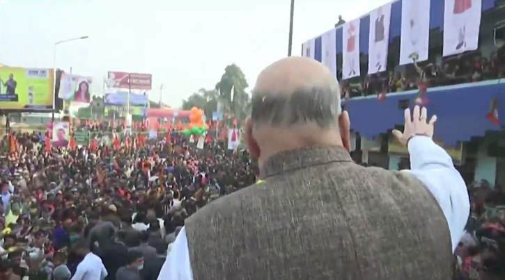 BJP4India's tweet photo. केंद्रीय गृह मंत्री श्री @AmitShah के रोड शो में उमड़ा जन सैलाब। #BengalWithBJP https://t.co/g9FhtwNSa1