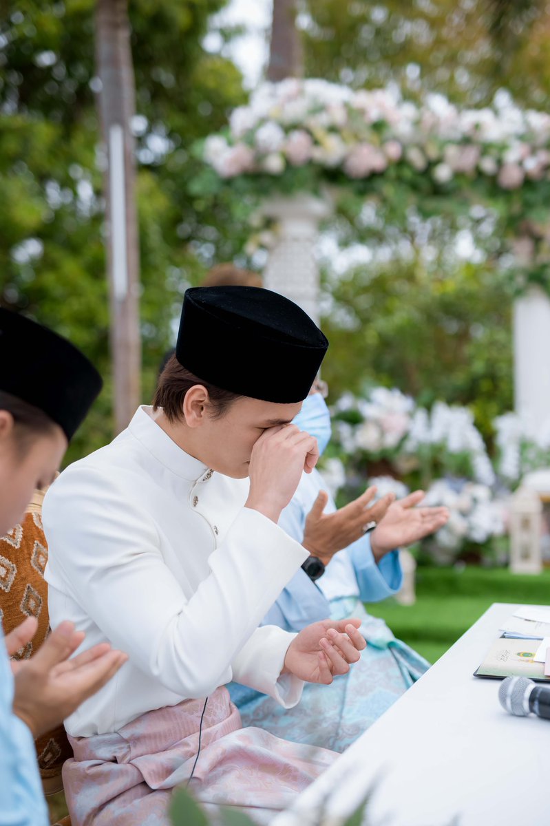 ikmalamry's tweet photo. Dengan sekali lafaz. Allah je tahu perasaan selepas akad tu mcm mana. Moga Allah berkati perkahwinan ini. Amin yra https://t.co/Jqgzobcz5Q