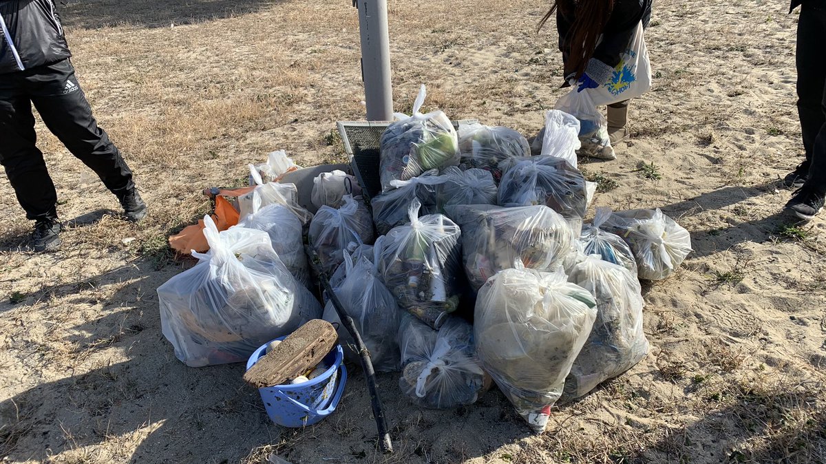 Ryota_Inahashi's tweet photo. 【Beach Clean in OSAKA 二色の浜】
予想を遥かに超える人数が集まってくれました！本当にありがとうございました！

ポイ捨てのゴミ、流れ着いたゴミ。
想像を遥かに超える量でした。

文句吐き捨てるのは簡単なので、これからも動きます💪是非みんなで！

#BeachClean #ForEarthForLife https://t.co/WPbCnWiyvE