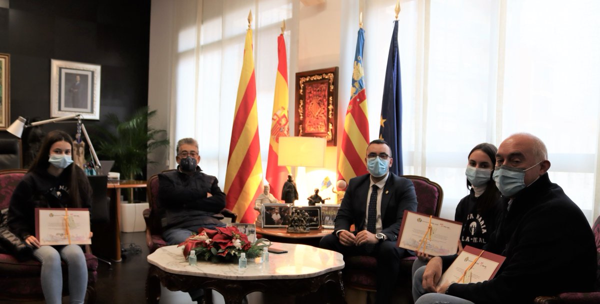 📸 L'alcalde de Vila-real, José Benlloch, ha felicitat les alumnes del col·legi Santa Maria Alba Serrano i Patricia Marco, acompanyades del seu professor Cisco Marco, amb motiu del 🥇 primer premi en el XXXII Congrés de Joves Investigadors.

Enhorabona! 👏