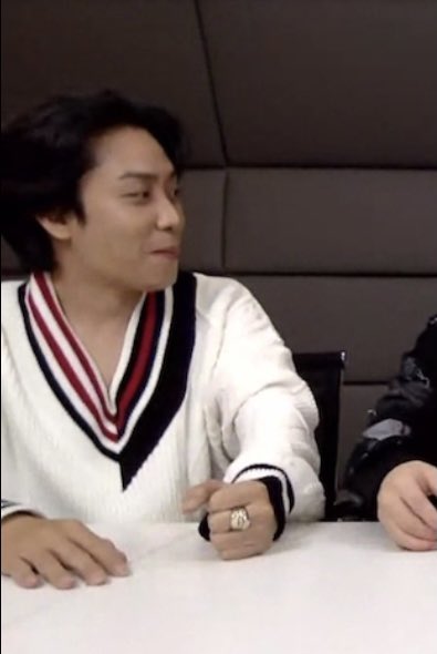 영상 켜지마자마 영통때문에 
집 그렇게 꾸민거냐고 
바로 물어봐주는 울오빠😍
진짜 이세상 섬세함이 아니시다😭
꽃받침으로 오빠가 드립치셔서
나는 빵터져서 테이블에 엎드려
쾅쾅치구 ㅋㅋ 오빠는 뿌듯 ㅋㅋ