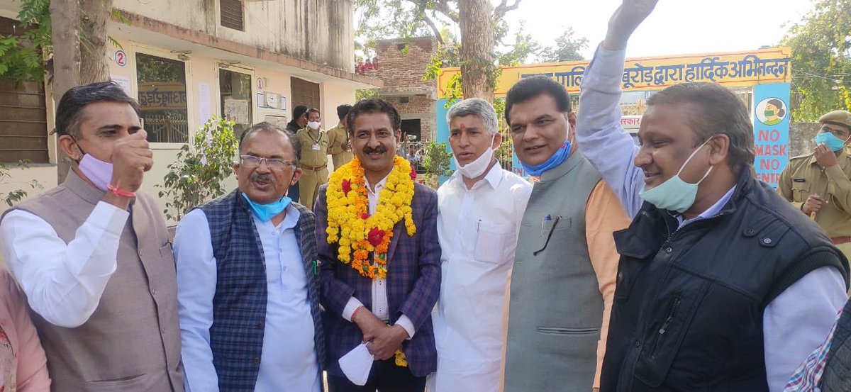 VasudevDevnani's tweet photo. सिरोही-आबूरोड नगरपालिका में कांग्रेस का सूपड़ा साफ़
भाजपा प्रत्याशी को मिले 40 में से 33 मत , भाजपा के 21 मतों सहित सभी 8 निर्दलीय सहित अन्य मतों से भारी विजय ।
भाजपा के मगनदान चारण बने पालिका अध्यक्ष @DrSatishPoonia @blsanthosh @narayancpurohit 
#Sirohi
#LocalBodyElection2020 https://t.co/EUkUoIwonF