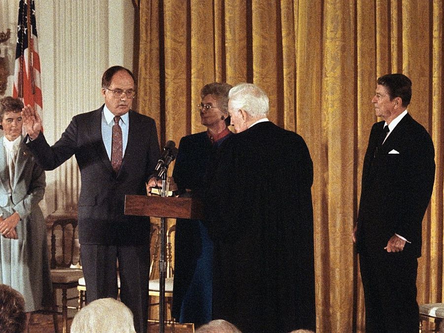 Exercici_Reagan's tweet photo. [1986] Warren E. Burguer ha deixat una gran petjada en la història jurídica dels Estats Units. Estic segur que el Jutge Rehnquist seguirà amb l’exemple i passarà a la història com un dels millors presidents que l’SCOTUS hagi vist mai. #SCOTUS #PolIntMATI https://t.co/0h6rCrmKsR