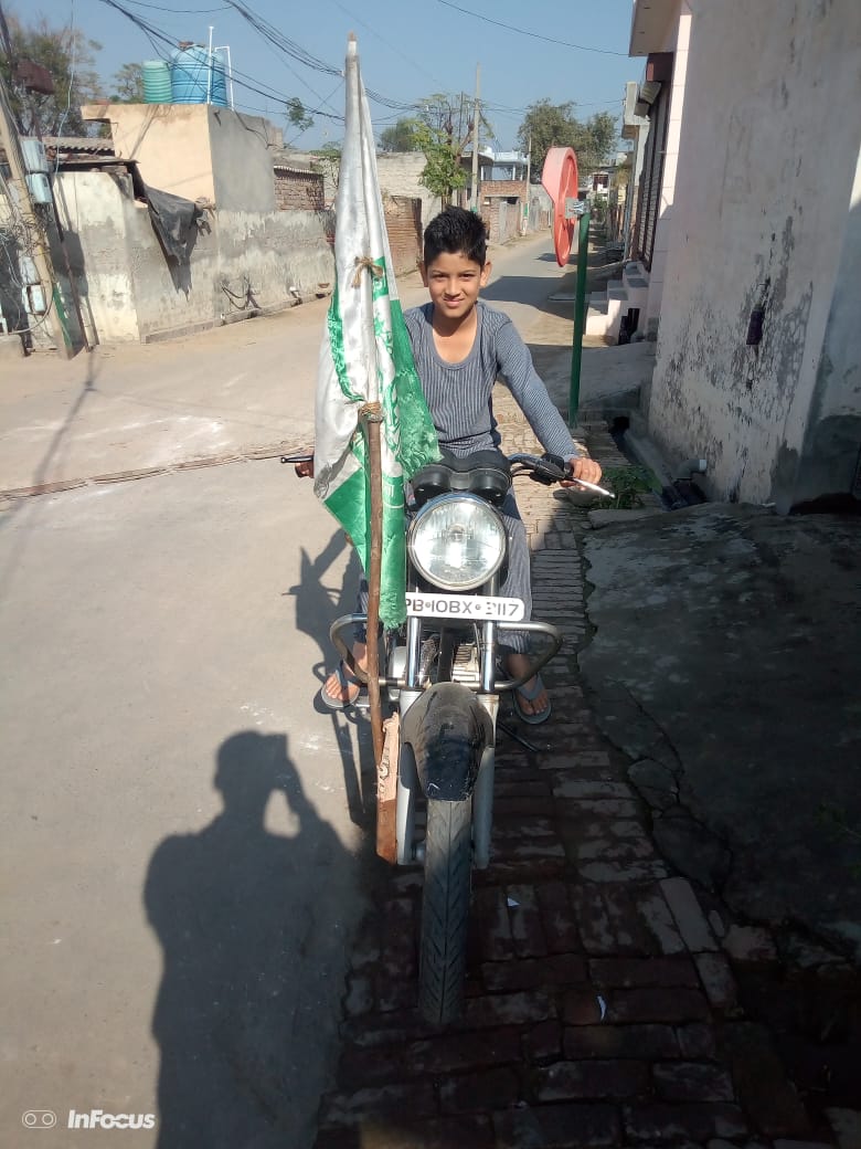 Gurpret_Bassian's tweet photo. ਸਾਥੀ ਜਗਰੂਪ ਸਿੰਘ ਬਾਸੀਆਂ ਬੇਟ ਲੁਧਿਆਣਾ ਤੋ ਦਿੱਲੀ ਧਰਨੇ ਦੌਰਾਨ। ਧੰਨਵਾਦ ਸਾਥੀ

#KisanMajdoorEktaZindabaad
#ਕਿਸਾਨ_ਮਜ਼ਦੂਰ_ਏਕਤਾ_ਜ਼ਿੰਦਾਬਾਦ https://t.co/nGUjkmxUNW
