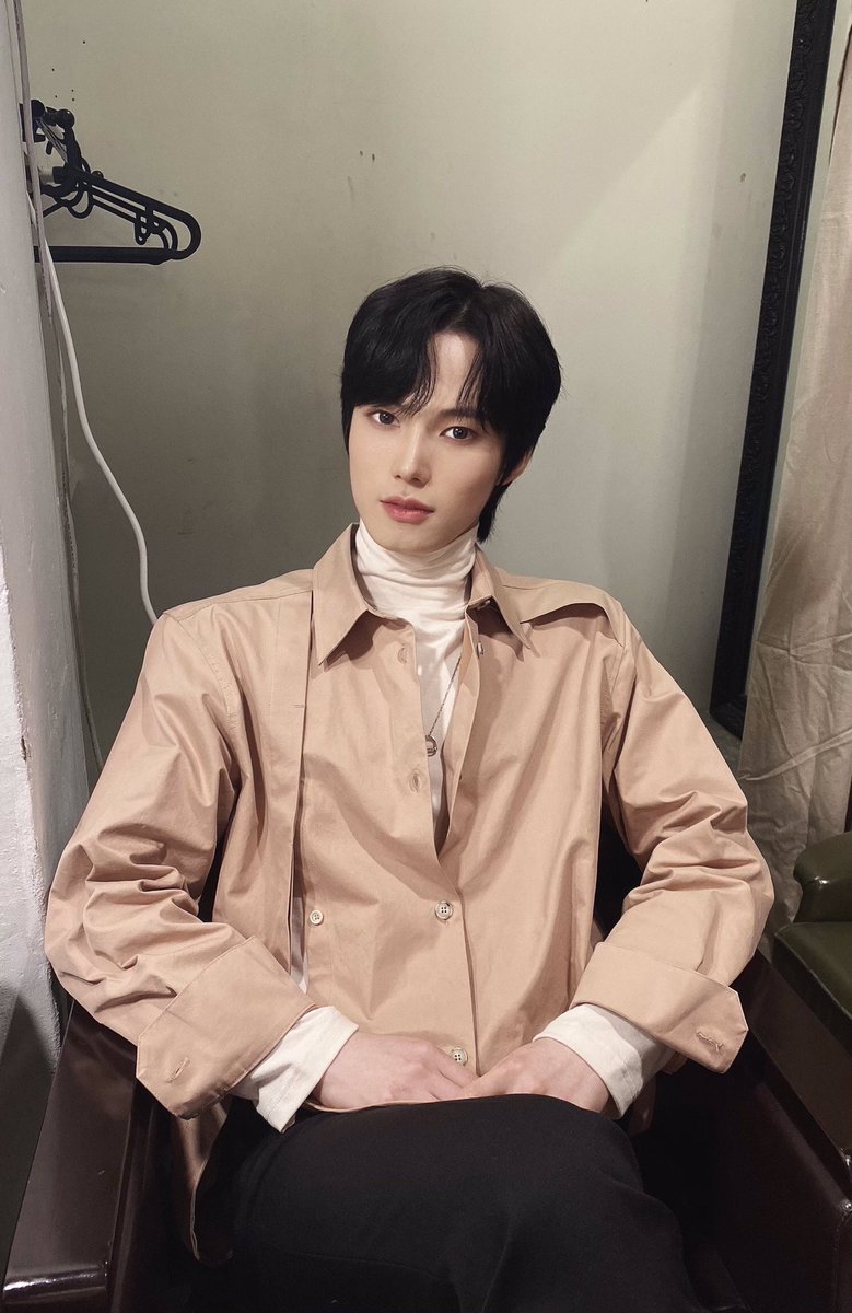 ELASTofficial's tweet image. 엘링 지금 뭐 해요? 
저는 지금 엘링 생각하고 있어요!
엘링 실제로 보고 싶다 🤣🤣
힘든 시기에 곁에 있어 줘서 고마워요. 오늘도 여전히 널 사랑해❤️
#Elast #엘라스트 #seungyeop #승엽