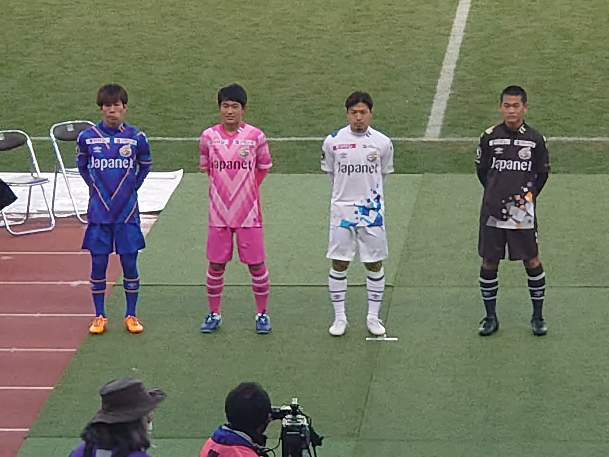 のほほん蹴球見聞録 ｖ ファーレン長崎 21ユニフォーム発表 左から1st 名倉 Gk2nd 2nd 大竹 Gk1st Gkユニフォームのモデルがu 15選手なのは Lサイズしか用意してない ため 笑 大竹選手 背が小さいからお披露目で着れた 笑 Vvaren