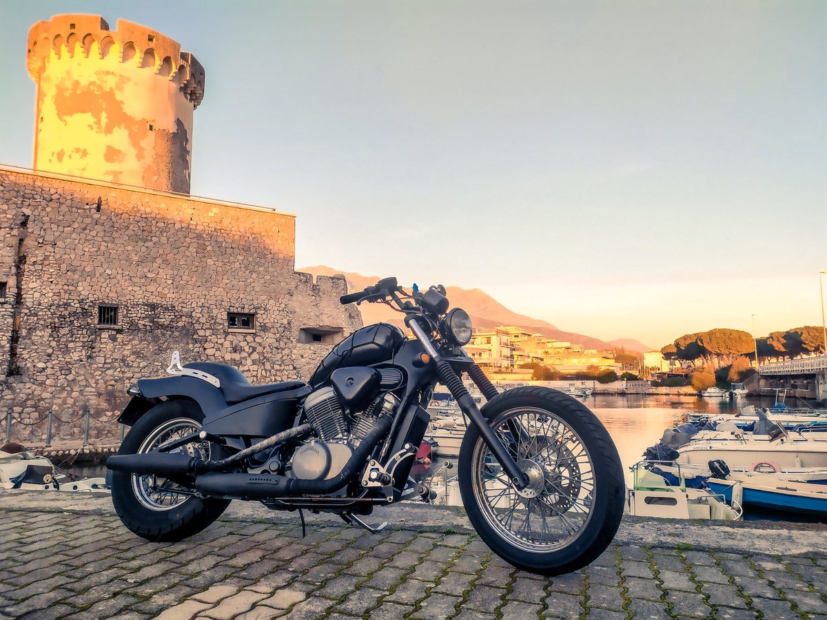 Sarà il Natale più strano della nostra vita. Vi auguriamo di passarlo quantomeno con le persone che amate. 🎄💙
#fenixbikers #formia #torredimola #hondashadow #shadow600 #molo #mare #tramonto