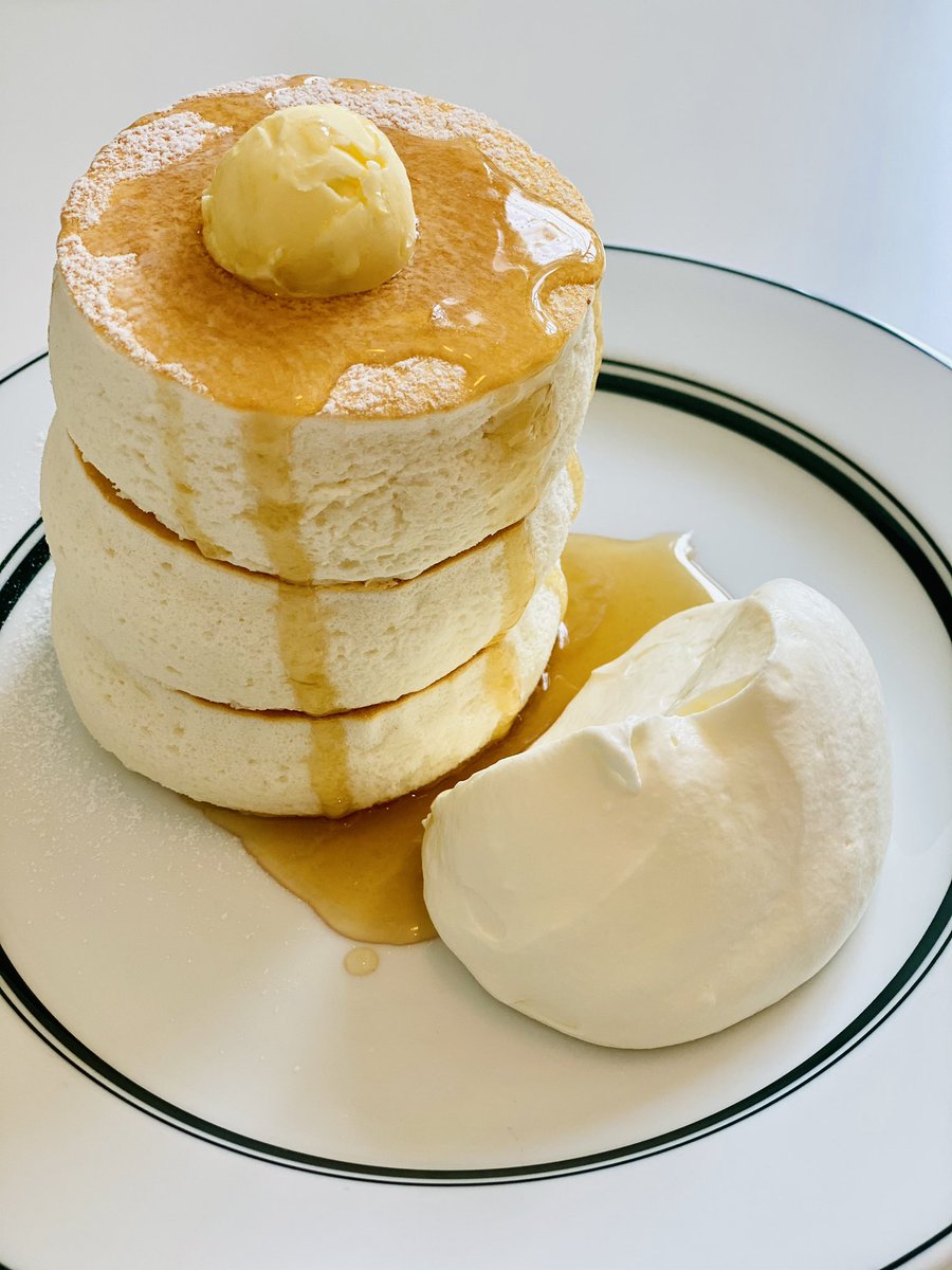 komamido's tweet photo. 今日はトンローへ。
ふぁふぁなパンケーキを食べてきました🥞
息子が「僕の夢は今日で2つになった。1つは恐竜博士(これは前から)、そしてもう1つはこのくらい大きいパンケーキを食べること!」
うーん、壮大…!
#grampancake https://t.co/b5aLhEE1Gn
