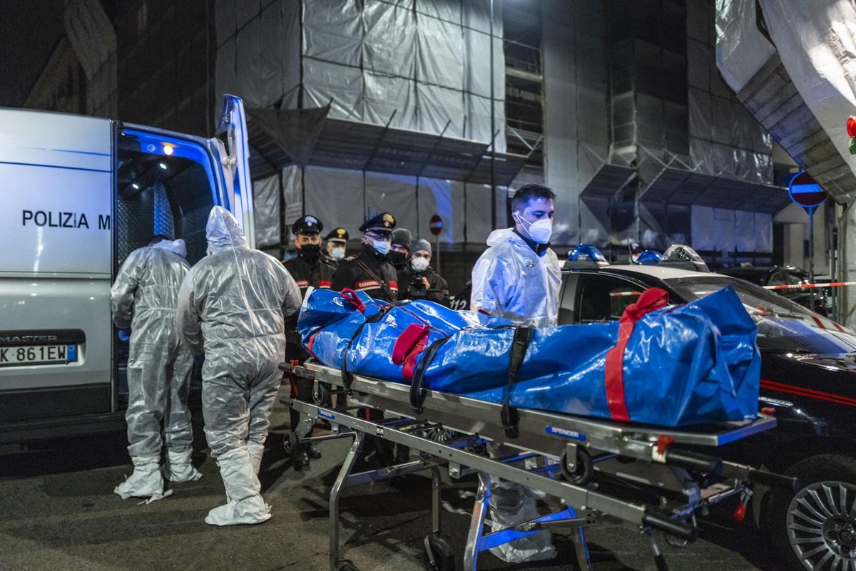 ilgiornale's tweet photo. A Milano due nordafricani hanno rapinato e sgozzato un ginecologo. Poi sono scappati in metropolitana e si sono cambiati i vestiti sul vagone. https://t.co/wbOXllNEEJ https://t.co/tBMUXAZvzE