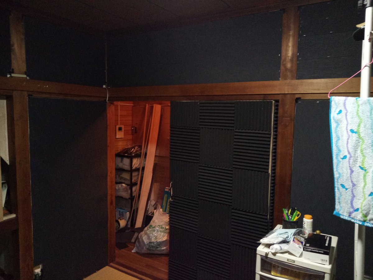 ドリア風ミラノ 防音化diy 壁パネル全部終わった あと隙間埋めるのと吸音材貼るのと あと天井にモノタロウ吸音マットをセットして 2階和室の畳上げてモノタロウ遮音シート敷くだけかな 先が見えてきた 進捗70 くらい
