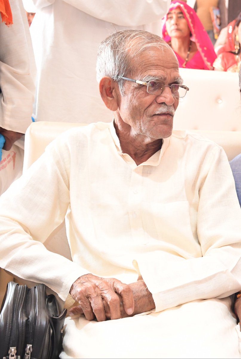 kkyadava's tweet photo. आज #पिताजी का #जन्मदिन है। आप सदैव मेरे लिए प्रेरणा के केंद्र-बिंदु हैं। आपका आशीर्वाद व प्यार हमारी सबसे बड़ी पूंजी है। आप सदैव स्वस्थ, सक्रिय व रचनात्मक बने रहें, यही ईश्वर से कामना है।🎂🎂

#HappyBirthday #Papa #Father #birthday #पापा @rsmyadav @akankshayadava @akshita_pakhi https://t.co/Rv7cegCflH