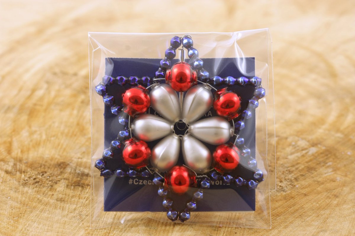 CzechCentreBxl's tweet photo. #Czech #Christmas
🎄These traditional blown-glass and beaded Christmas decorations are now on the @UNESCO list!
🤩In the photo: Czech Centres/ @Ceska_centra special Xmas cooperation with the manufacturer at Ponikla village in CZ.
❄️Read more: https://t.co/iKlUGSS2bI @RadioPrague https://t.co/m6hlzjJgGA