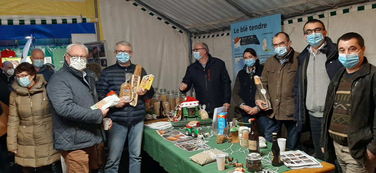 _AXEREAL's tweet photo. #Pédagogie 👩🏻🦱👱♂️
Les Élus de la région Grand Ouest #Axéréal à la rencontre du grand public sur « Noël à la ferme » aux côtés des #JA41 à Vendôme.
👉 Dans le respect des gestes barrières, #valorisation des filières #agricoles et sensibilisation à l’importance de nos métiers. https://t.co/vskW4RI5Ig
