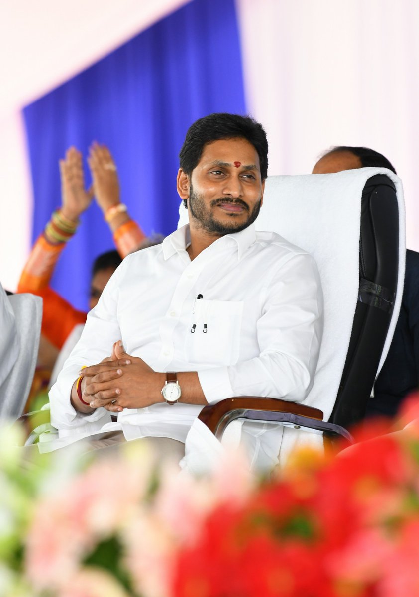 YSRCParty's tweet photo. ప్రత్యర్థుల ఎత్తులను చిత్తుచేసే రాజకీయ చాణక్యుడు, ప్రజారంజక పరిపాలన అందించే చంద్రగుప్తుడు, చిక్కుముడులను విప్పే ట్రబుల్ షూటర్, గునగణాలలో సుగుణాభిరాముడు. నిండు నూరేళ్లూ అపూర్వ విజయాలు, ఆయురారోగ్యాలతో రాష్ట్రాన్ని ముందుకు నడిపించు జననేత జగనన్న.
#HBDYSJagan https://t.co/NH3ctrlRlp
