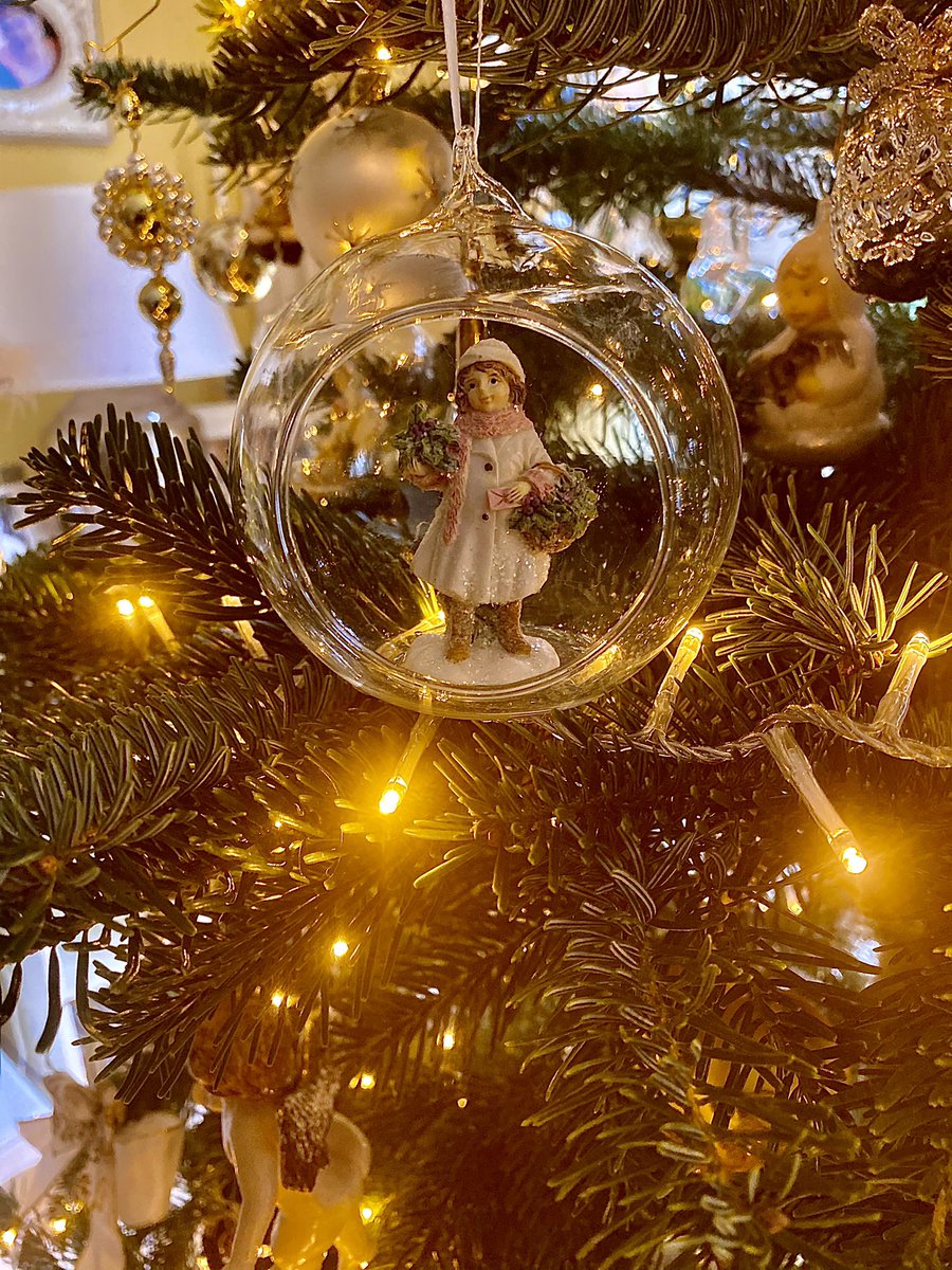 #ChristmasTree #Weihnachtsbaum Baum steht,  wieder mit viel Liebe zum Detail und vielen Erinnerungen aus den  letzten 28 Jahre🎄🙏🏻 Jetzt wollen wir mit einem guten Schnaps darauf anstoßen und den #baumloben . Einen schönen 4. Advent an alle #wollies #wolcrossie