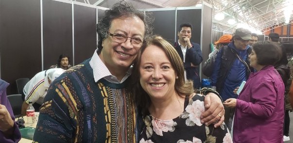 anateresabernal's tweet image. No hay nada que le impida al río volverse mar, ni al viento volverse palabra, ni a la fe volverse esperanza.

Colombia Humana es el sol que traerá el alba a la eterna noche.