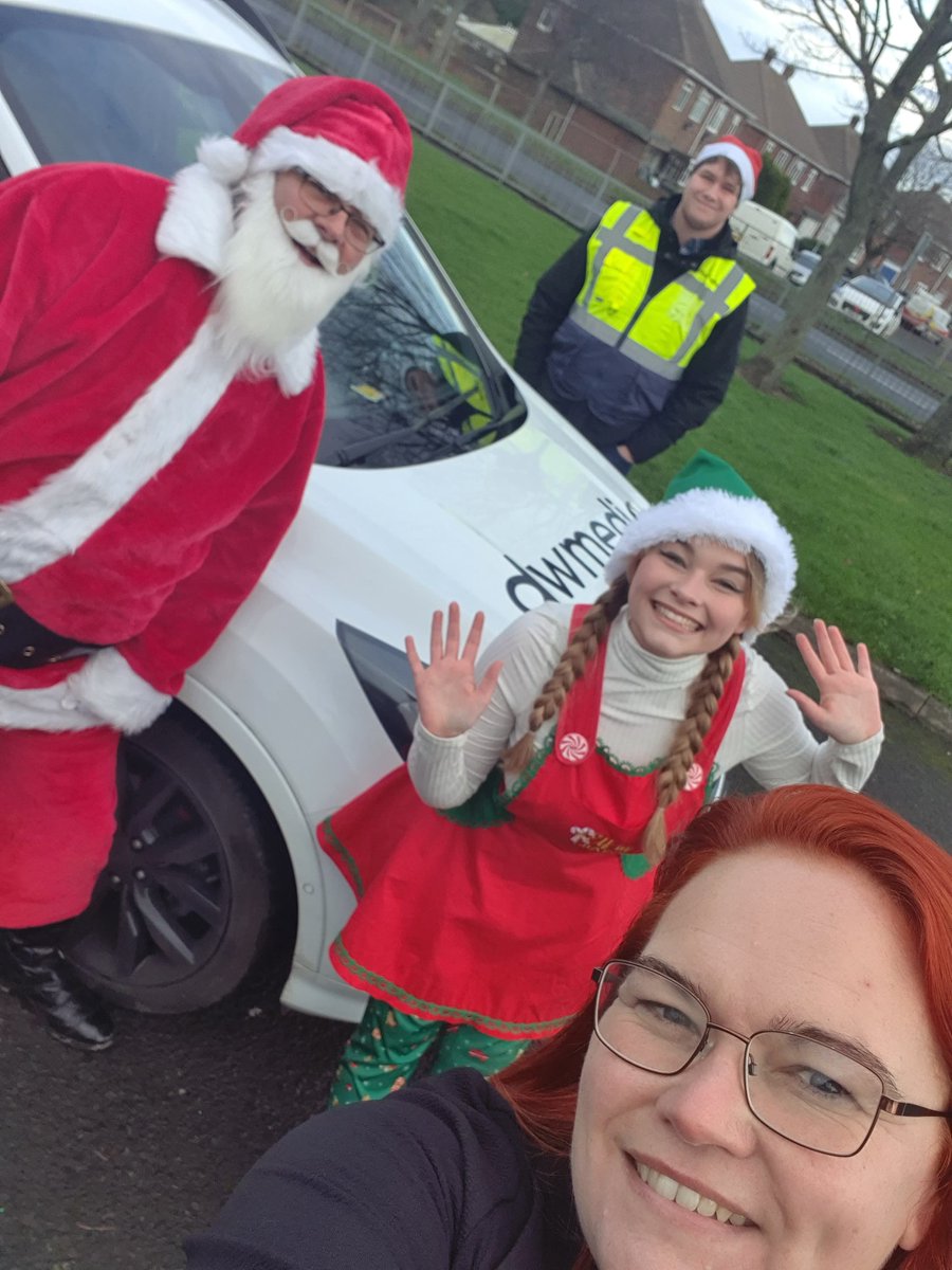 mojocommunityne's tweet photo. Great day today travelling around Burnside in Bedlington, blasting music from our speakers with Santa and his Elves! https://t.co/dSIc0WOs0B