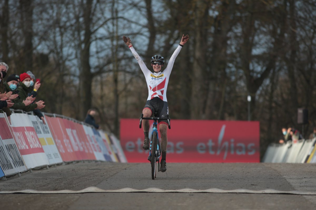 So smooth, so strong! Congrats on the three-peat in Namur, <a href="/lucinda_brand/">Lucinda Brand</a>!
📷 <a href="/cyclephotos/">cyclephotos</a>