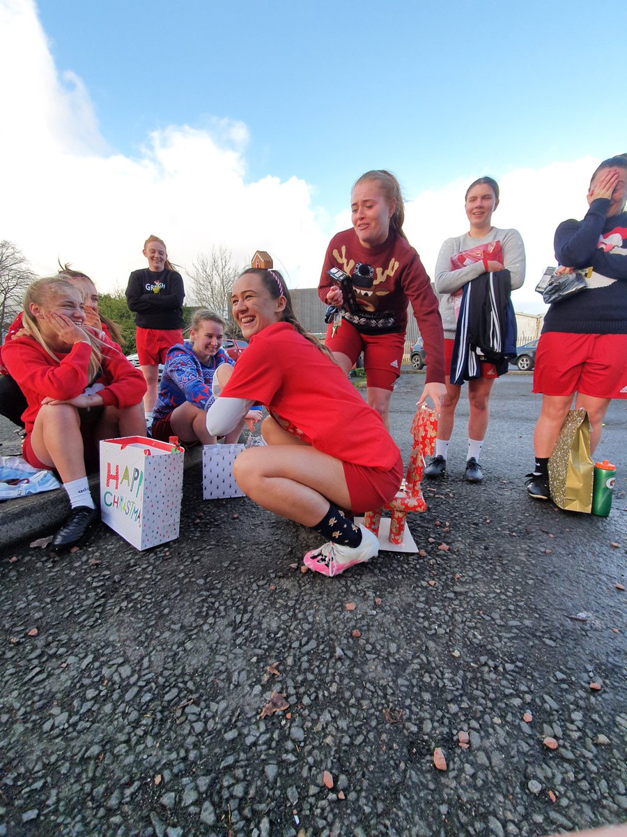 DionneB19150846's tweet photo. 😂Finishing 2020 with these belters♥️⚽️#SoThoughtfull https://t.co/DmLsWGMLHH