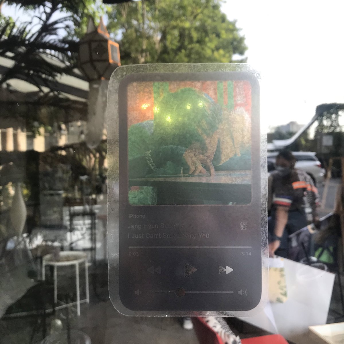 วันนี้ๆๆ ได้แวะไป 12:30 มา งานฮยอนซึงที่จัดโดยพี่ๆ กองโจร <a href="/leader_878992/">กองโจรฮัดช่า</a> รูปเก่าๆ เต็มไปหมด เห็นแล้วคิดถึงเมื่อก่อนมาก😢 ถึงจะไม่มีดวงกะเขาแต่ก็ได้ของกลับมาเต็มเลยค่า 55 ขอบคุณมากจริงๆ ปล.ชอบรูปเพลย์ลิสต์หน้าประตูมักเยย แต่มือถือเครื่องคิดเลขของนุ้ถ่ายออกมาได้แค่นี้😫#JS_onmymind