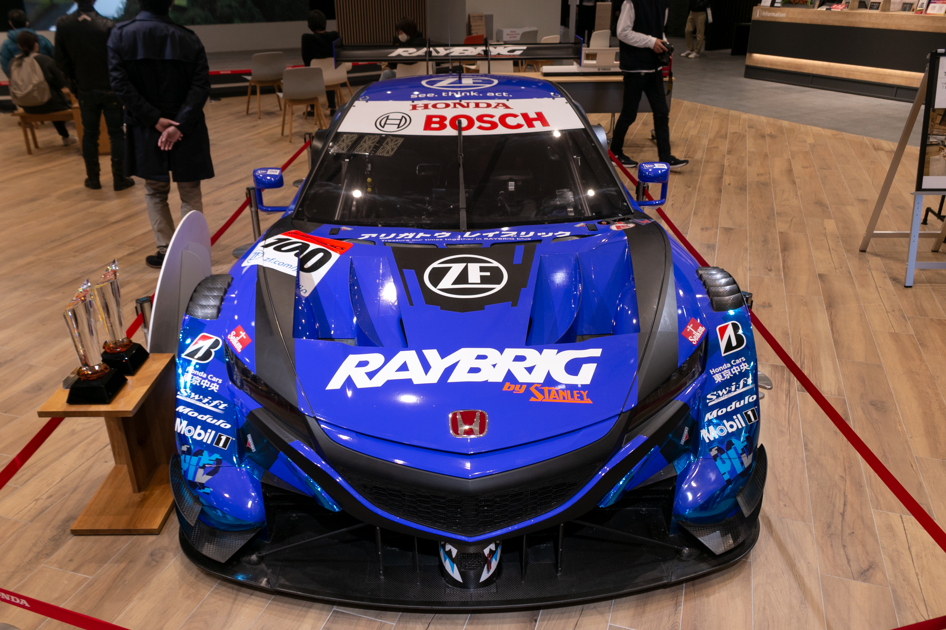 טוויטר コマの伊吹 בטוויטר 今年のgt500クラスで見事チャンピオンに輝いたraybrig Nsx Gt 100号車 の展示を見学しに 父親とhondaウエルカムプラザ青山へ行ってきました Nsxの中で一番好きな 今季限りで見納めとなるraybrigブルーのマシンを目に焼き付けることが