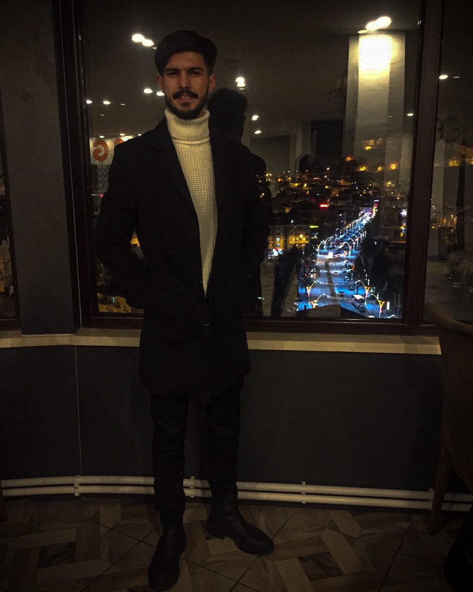 Aşklar beyazı seçerken sen hep siyahtan yana oldun. Ve böylelikle griye sevdalandım 😉