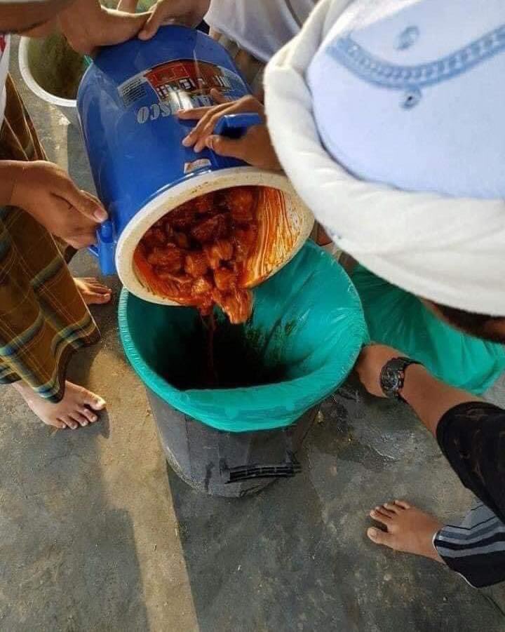 dyeanarose's tweet photo. Ada baca post dekat FB, orang hantar lauk kenduri tak habis ke madrasah / tahfiz sebab taknak buang lebihan / membazir. Tapi bila hantar lauk lebih, pukul6-7 petang lauk tu dah basi. Tiap minggu mereka hadap benda ni. 😟 https://t.co/DS0vInga7K