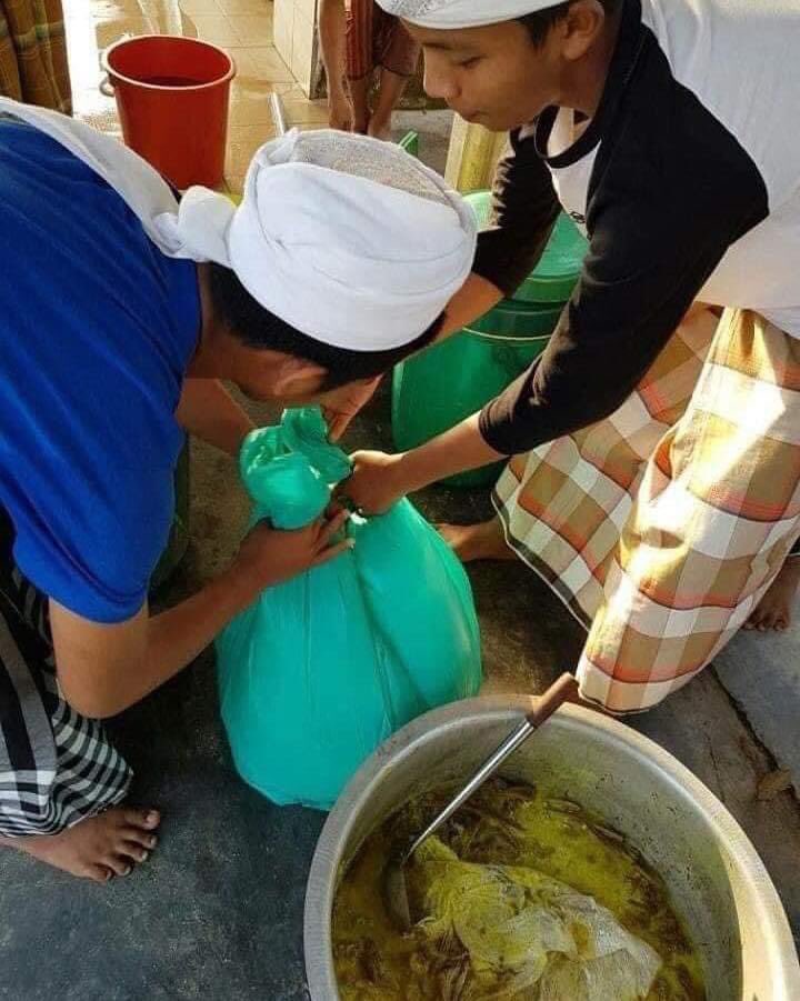 dyeanarose's tweet photo. Ada baca post dekat FB, orang hantar lauk kenduri tak habis ke madrasah / tahfiz sebab taknak buang lebihan / membazir. Tapi bila hantar lauk lebih, pukul6-7 petang lauk tu dah basi. Tiap minggu mereka hadap benda ni. 😟 https://t.co/DS0vInga7K