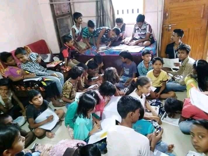 saathfndn's tweet photo. अवि (अविनाश) सिन्हा अपने आसपास के बच्चों की निशुल्क शिक्षण सहायता करते हैं। उनके घर में कोरोना संक्रमण से पहले जमघट लगा रहता था, अब थोड़ा सतर्क रह कर बच्चों को कोच करते हैं।
चित्र कोरोना काल के पहले का है।
#saathfoundation #freeeducationclass #ngo #inida
@VaniPandey10 
@imvarija https://t.co/1jOF2s1nGw