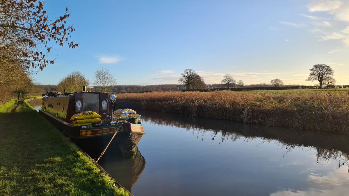 Miner Bill's now moored up at Congerstone.
Fabulous spot 👌😍🛥🌤
#Ashbycanal #boatsthattweet