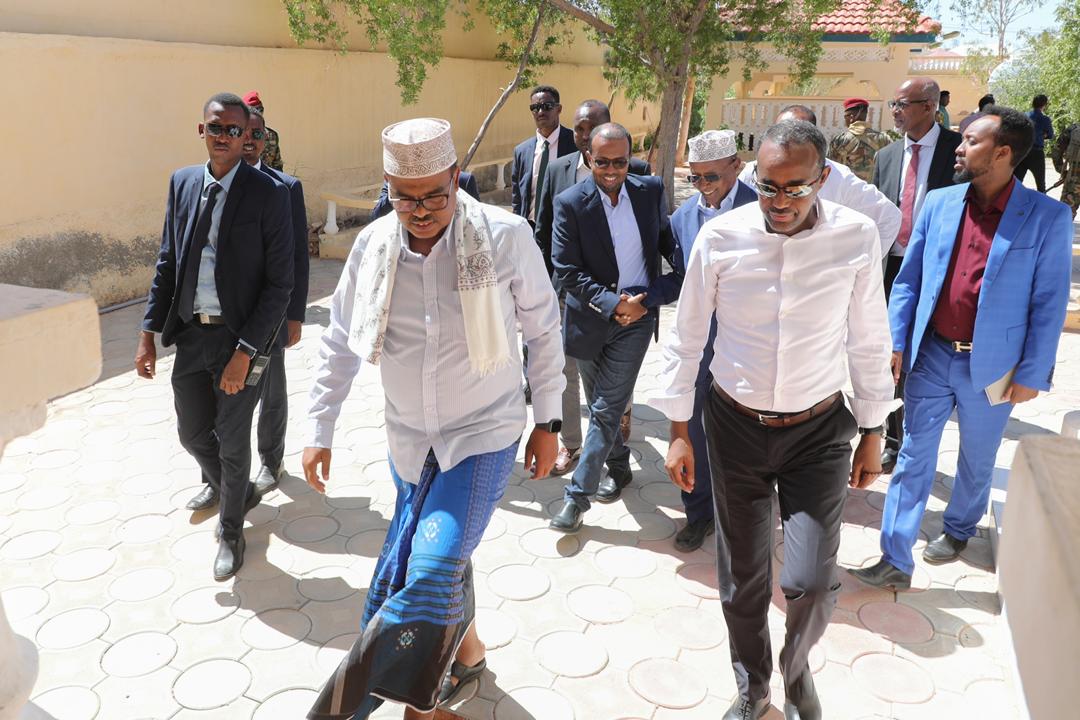 SomaliPM's tweet photo. Ra'iisul Wasaaraha Xukuumadda Federaalka Soomaaliya Mudane Maxamed Xuseen Rooble ayaa hoygiisa Gaalkacyo salaan sharafeed  ugu tagay Islaan Bashiir Islaan Cabdille, oo ay ka wada hadleen kaalinta dhaqanka ee nabadeynta iyo isku haynta bulshada. https://t.co/usiwoK0oqs