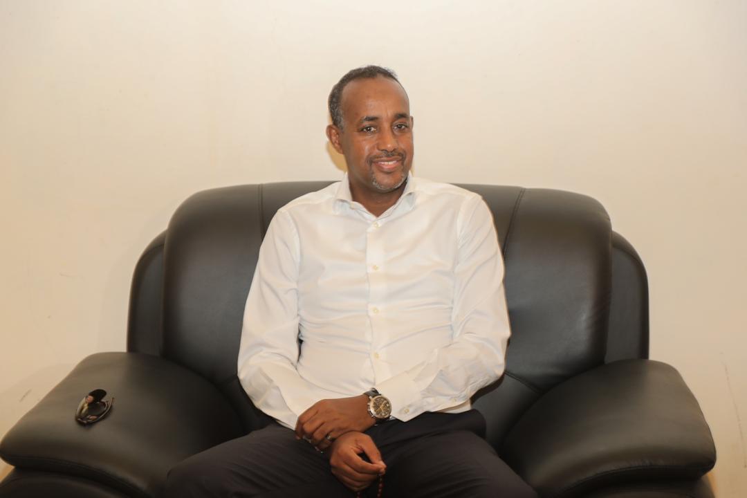 SomaliPM's tweet photo. Ra'iisul Wasaaraha Xukuumadda Federaalka Soomaaliya Mudane Maxamed Xuseen Rooble ayaa hoygiisa Gaalkacyo salaan sharafeed  ugu tagay Islaan Bashiir Islaan Cabdille, oo ay ka wada hadleen kaalinta dhaqanka ee nabadeynta iyo isku haynta bulshada. https://t.co/usiwoK0oqs