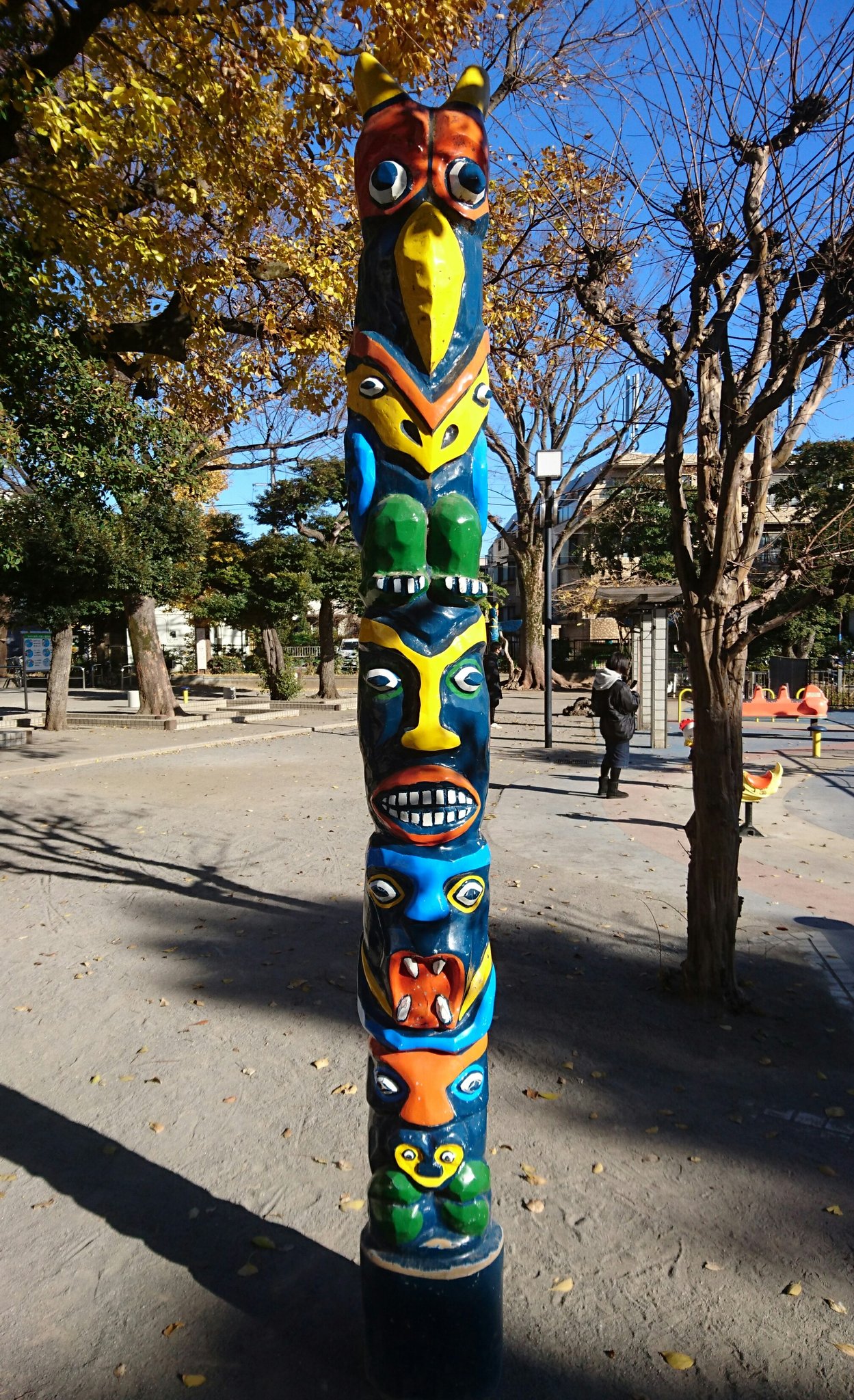 法師魔 道風 清水池公園 東京都目黒区 トーテムポール日記 お散歩編 何故か高一の娘と二人で歩く 駒沢オリンピック公園 清水池公園 ギャラリーcollis 目黒駅 釣り堀と弁財天を祀る祠がある公園 公園に4体のfrp製のトーテムポールが立つ 目黒通り