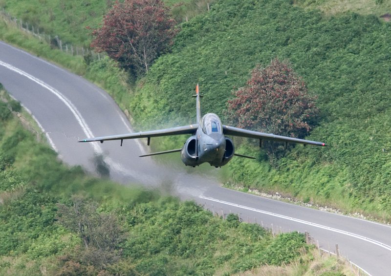 BREAKING: A Hawk fighter jet enforcing the No-Fly and No-Drive zone along the A40 in Whitechapel (London) as part of the #Covid_19 #teir4 #londonlockdown restrictions. #AvGeek