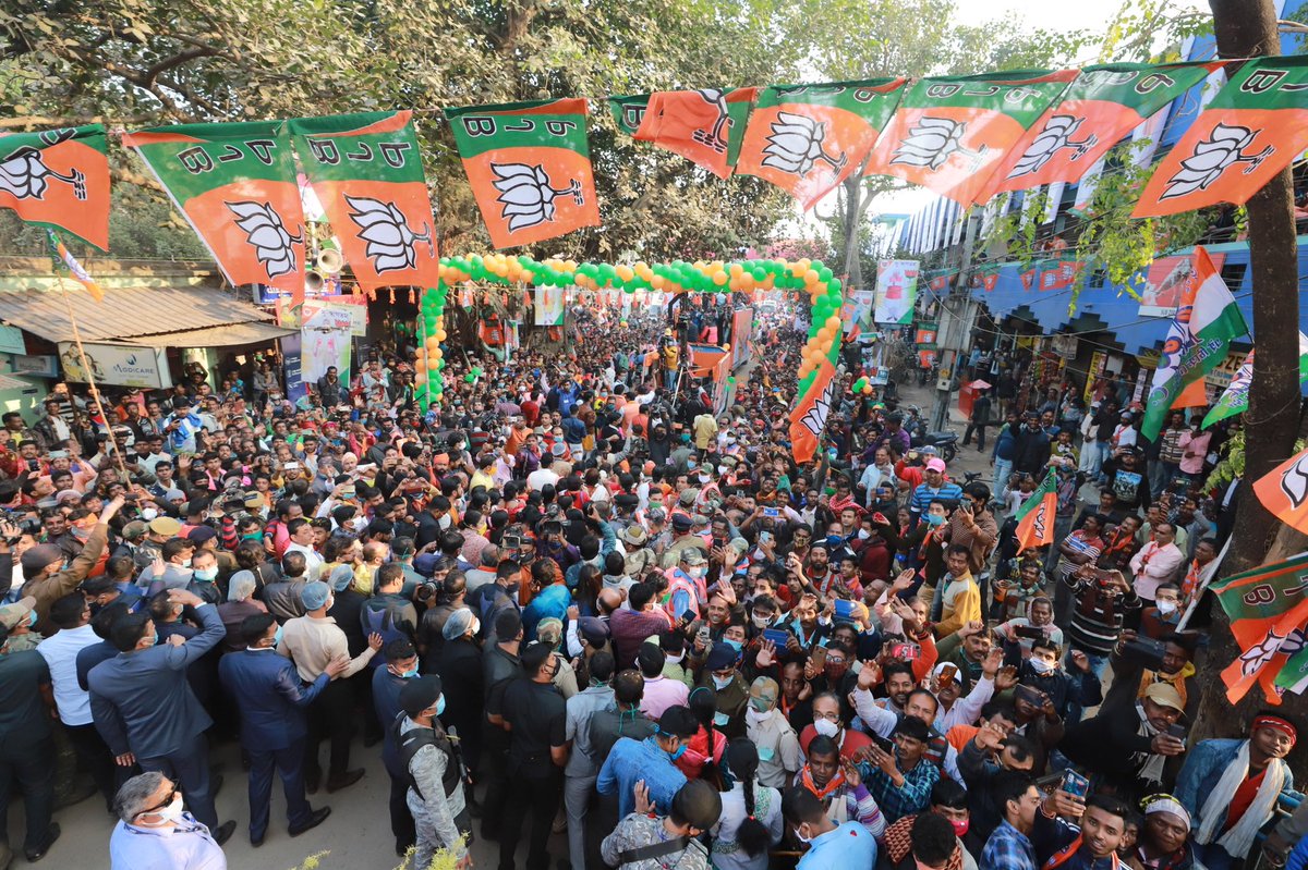 AmitShah's tweet photo. West Bengal is yearning for change.

Some glimpses from the ongoing road show in Bolpur. https://t.co/tCVZZRR7Wd