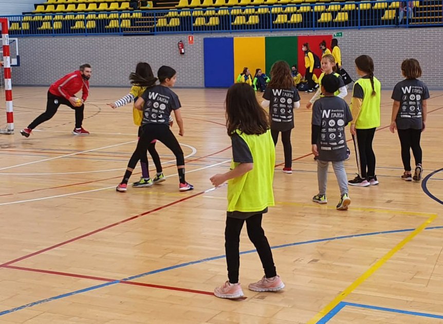 bmalfazdelpi's tweet image. L@s más peques de la Escuela alevin, han disfrutado esta mañana, en la pista central del Pabellón Pau Gasol, de un entrenamiento y de un partidito de minihandball..... No paramos!!!! 🤾‍♀️🤾🤾‍♂️🤾‍♀️🤾🤾‍♂️
#ElDeporteNoSeRinde #balonmanoalfaz #pasitoapasito #handballtime #elbalonmanomola