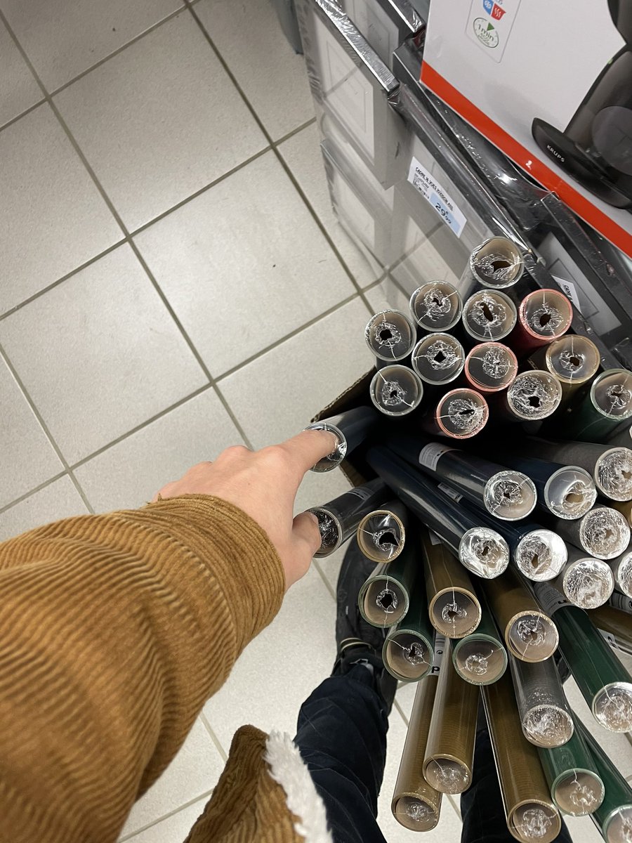 AlexisChardon98's tweet photo. Personne:

Moi des qu’il y a du papier cadeau en magasin : https://t.co/OSHhntm2Eh