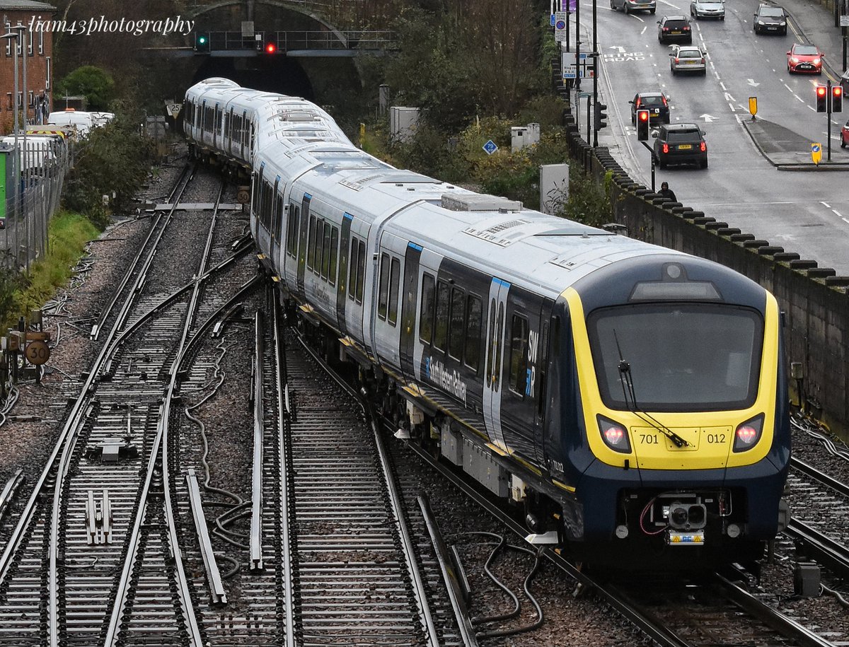 liam43photos's tweet image. 701 012 leaving SOU on a journey from Southampton Central to Staines Up Loop. #Class701 #701012 #SWR #Arterio #Aventra #bombardier #SouthamptonCentral #StainesUpLoop #RailwayPhotography #TrainSpotting #photography #nikon #nikonphotography