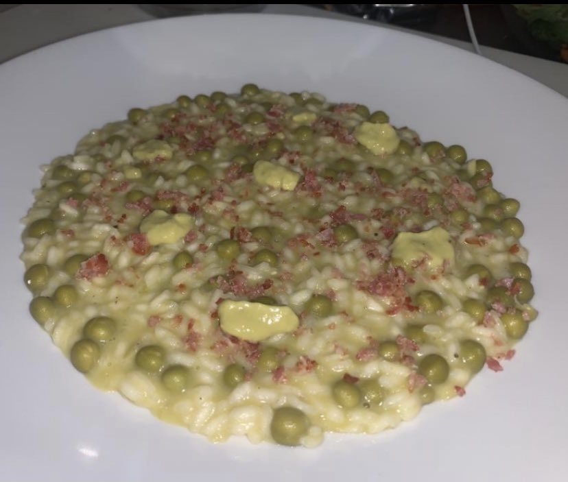Giuseppe_Ripepi's tweet photo. Oggi, ultimo giorno autunnale ho #realizzato #risiebisi un primo piatto #veneto completo dal punto di vista #nutrizionale molto #gustoso. È un risotto ai piselli che ho rivisitato servendolo con una salsa di piselli e una #brunoise di #pancetta
@ComoCfp https://t.co/ciuEEDmmB0