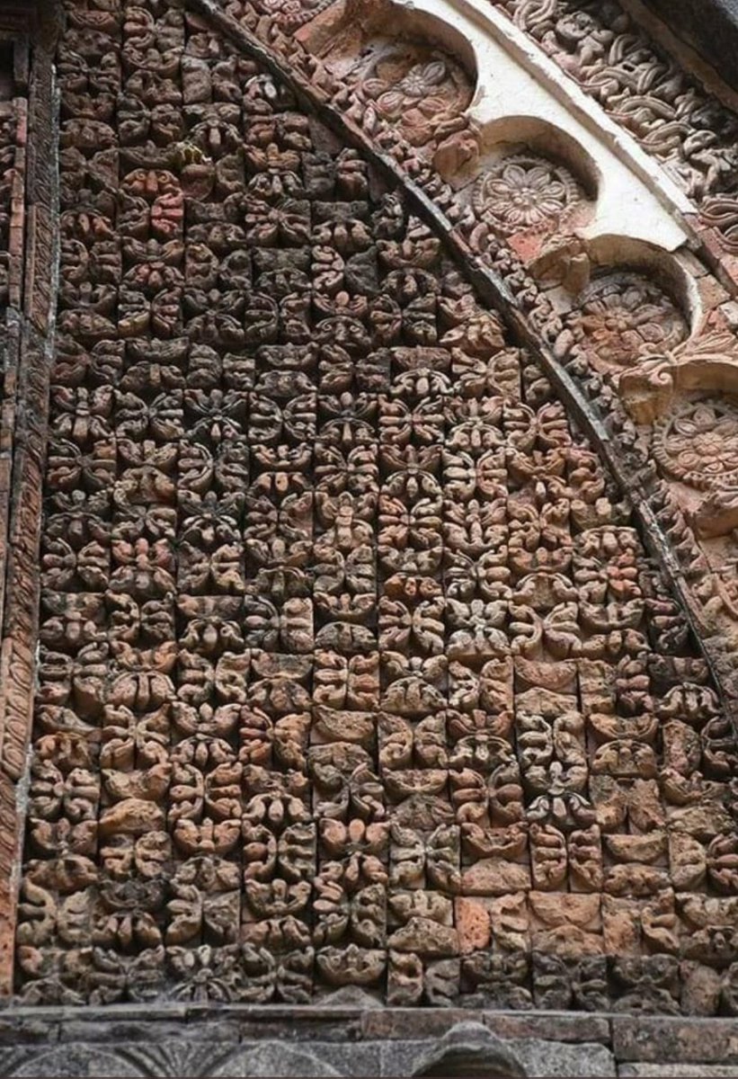 After invasion of sikander shah in Bengal, Malda and the first thing what he did was, he converted the Mandir into Masj|d.Idols of Shri Ganesh, Shri Vishnu, Mahadev are easily visible there. Apart from it you can easily see Hindu architecture on the walls.