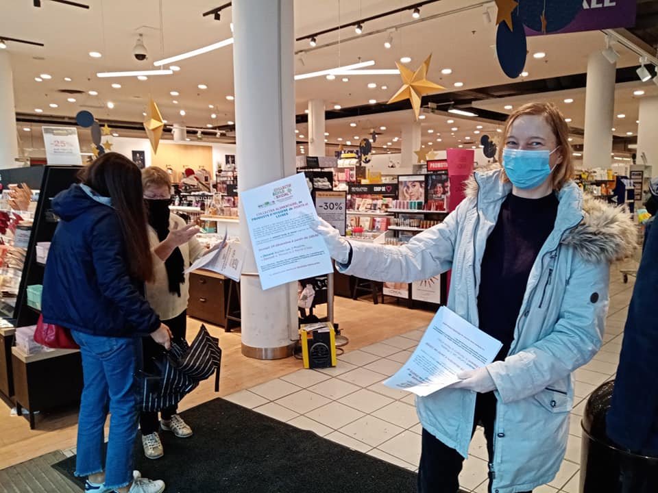 IssyEcoloSocial's tweet photo. Grand succès samedi matin de la collecte organisée par le Collectif Écolo et Social au Monoprix de la Mairie d'Issy et au centre commercial des 3 Moulins, au profit du Secours populaire ! Solidarité en période de crise face au manque d'action de la municipalité. https://t.co/6TIThcF9Cc